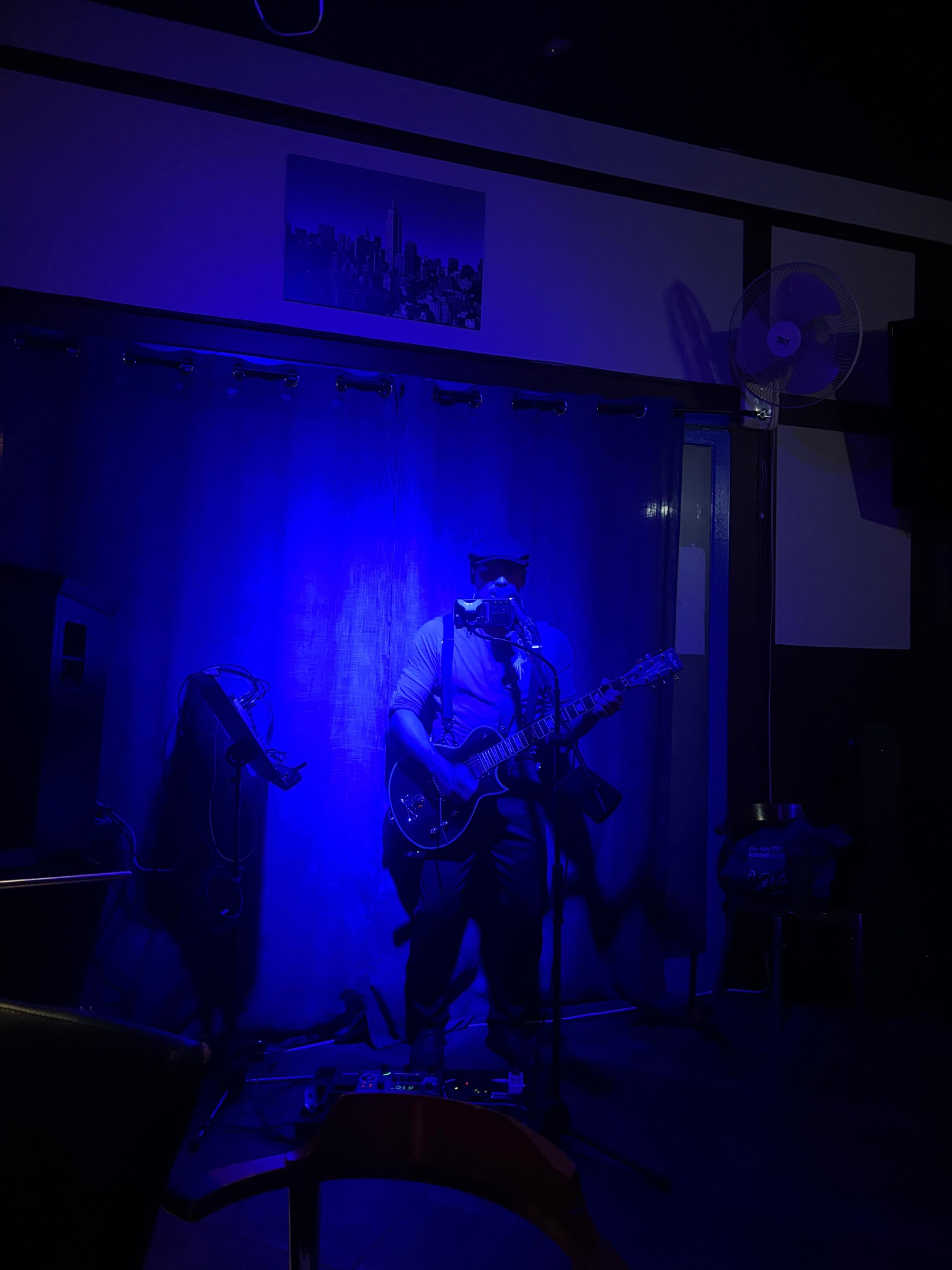Mike Hafstad under blå scenebelysning