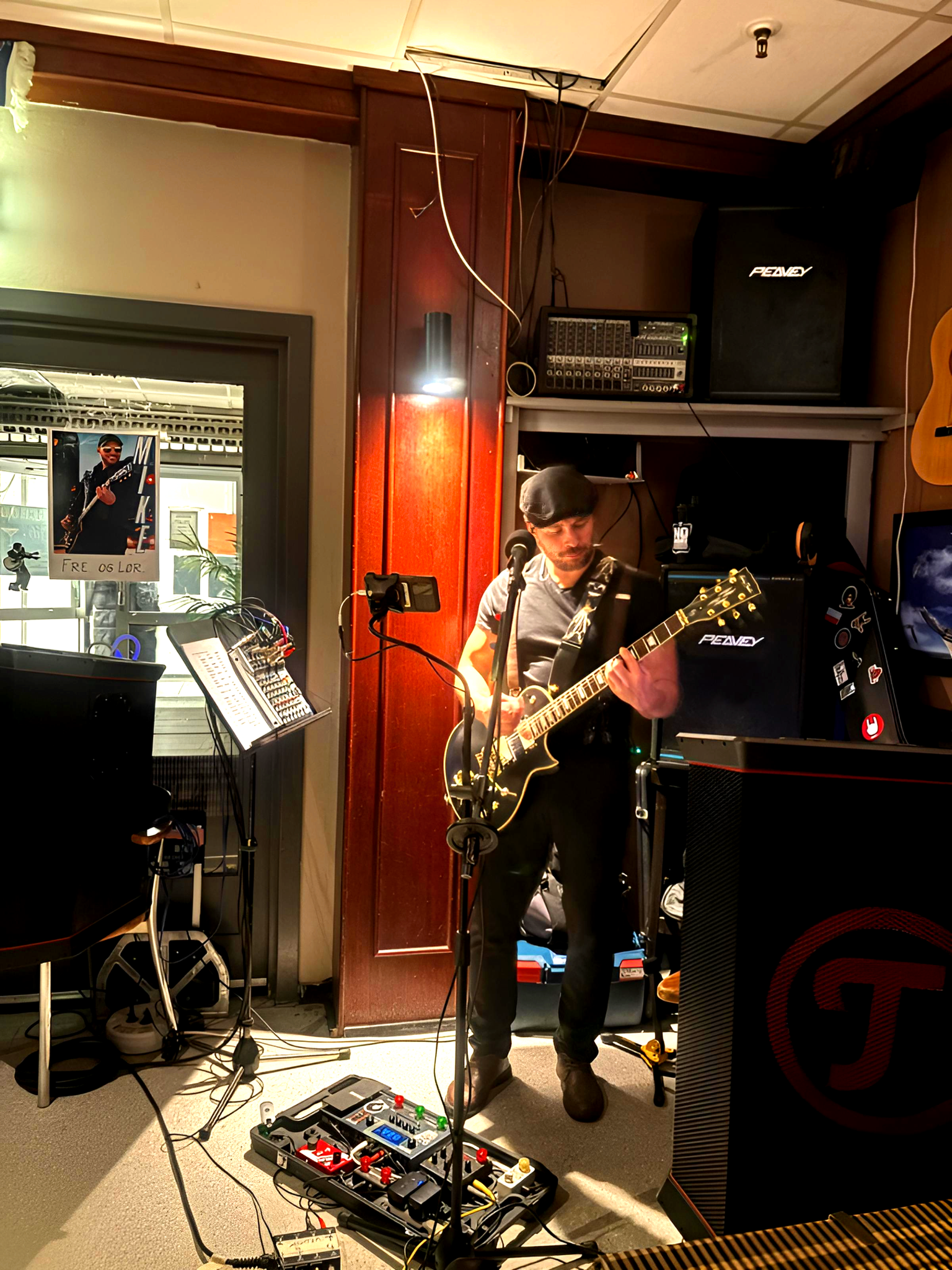 Mike Hafstad live med gitar